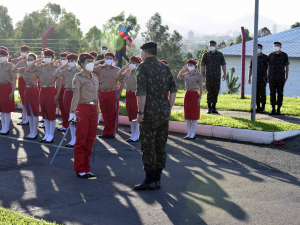  Colégio do Vagão recebe visita do Cmt da Divisão Encouraçada