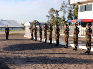  Colégio do Vagão recebe visita do Cmt da Divisão Encouraçada