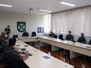  Colégio do Vagão recebe visita do Cmt da Divisão Encouraçada