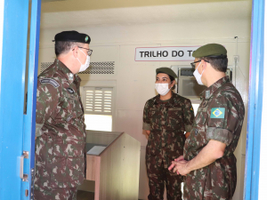  Colégio do Vagão recebe visita do Cmt da Divisão Encouraçada